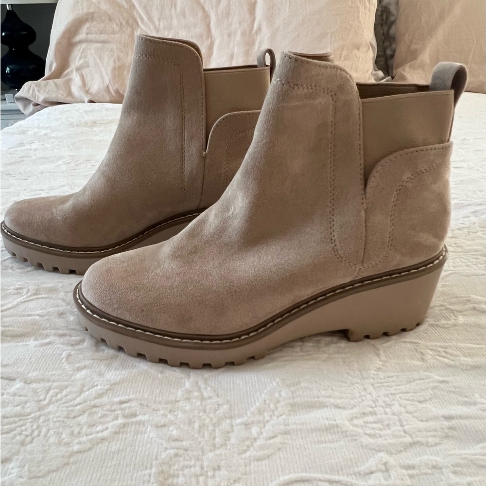 Dolce Vita tan Chelsea lug boot.